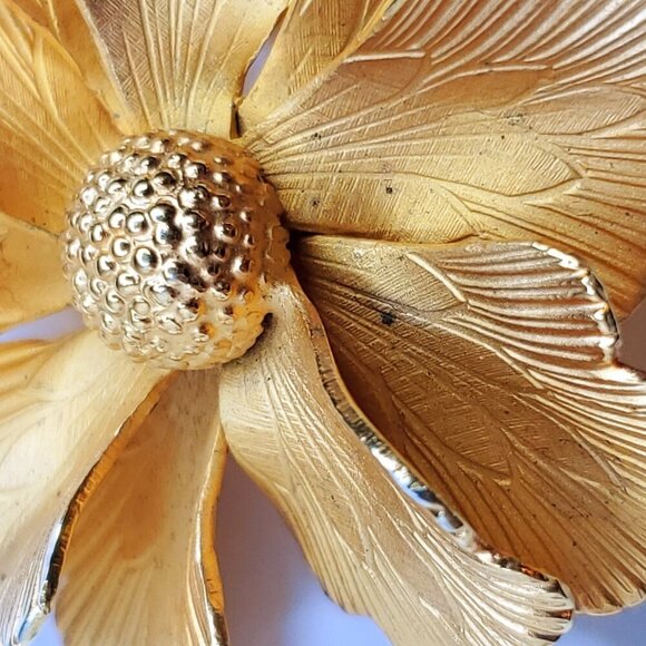 Vintage Giovanni Floral Brooch 3D Goldtone Textured Petals Statement Large - Picture 3 of 5